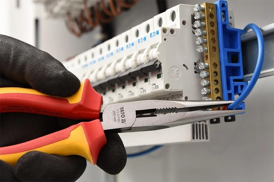 YATO YT-21155, Kleště prodloužené rovné 200mm VDE (1000V)